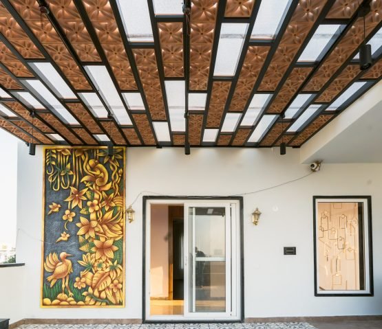 Wooden louvre ceiling with artwork wall – outdoor sit-out design